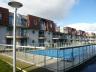 Luchtig en gemeubeld gelijkvloers appartement met terras en 2 overdekte autostaanplaatsen.  Indeling